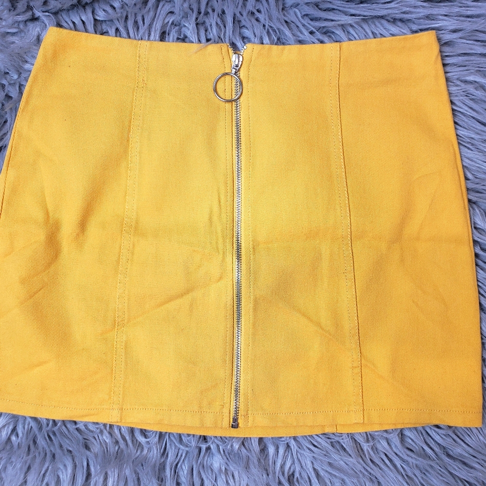 Chloe and katie mini skirt

New without tag